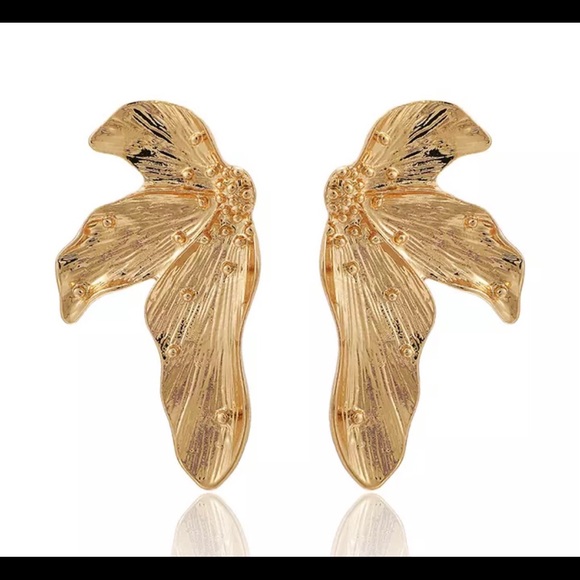 Jewelry - Beautiful flower style gold color earrings